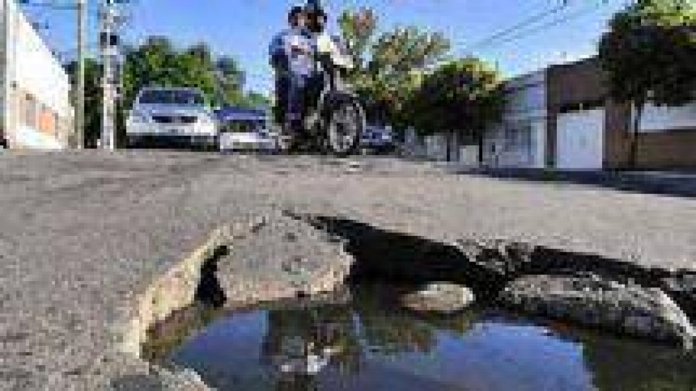 En Salta un motociclista conduc�a ebrio y cay� en un pozo