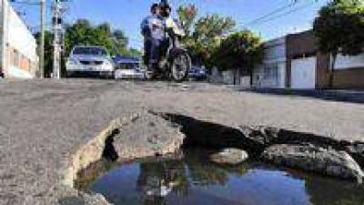 En Salta un motociclista conduc�a ebrio y cay� en un pozo