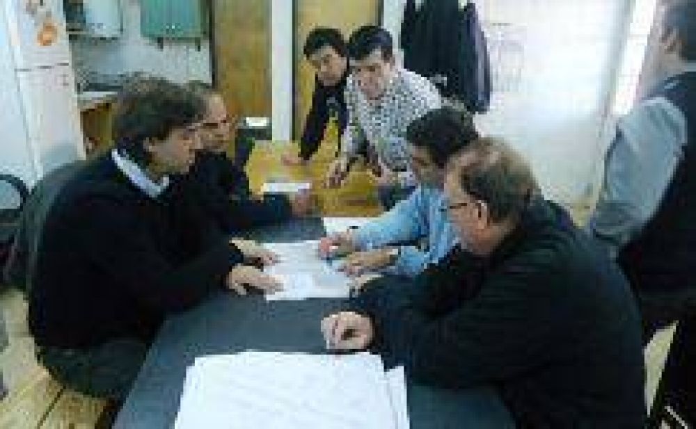 LEONARDO BOTO JUNTO A VECINOS EN DEPENDENCIAS DE VIALIDAD 