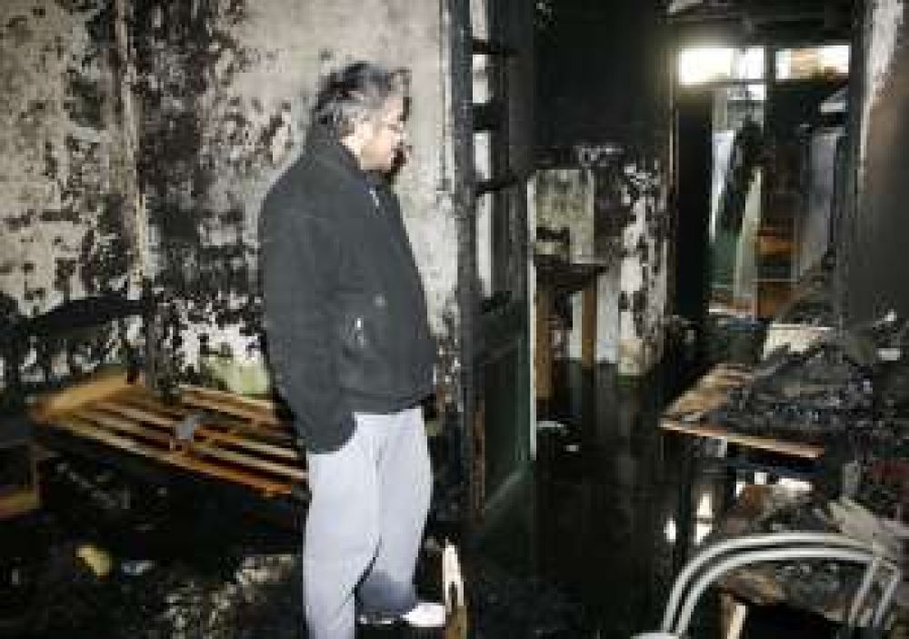 Una mujer y su nena sin techo, por un incendio 		