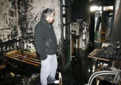 Una mujer y su nena sin techo, por un incendio 		
