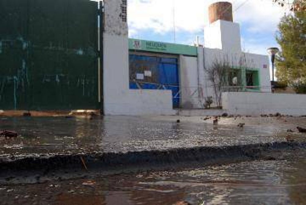 Acueducto roto inund� un edificio municipal