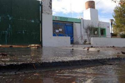 Acueducto roto inund� un edificio municipal
