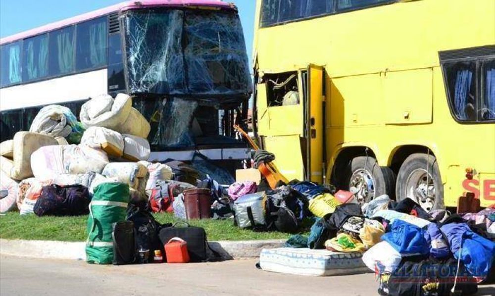 Violento choque entre dos colectivos y un autom�vil dej� al menos 15 heridos