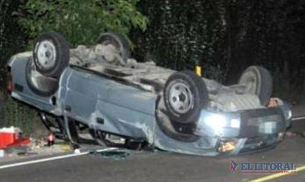 Falleci� una mujer y hay cuatro lesionados graves al despistar y volcar un veh�culo