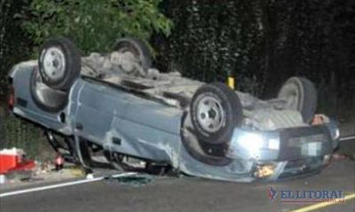 Falleci� una mujer y hay cuatro lesionados graves al despistar y volcar un veh�culo