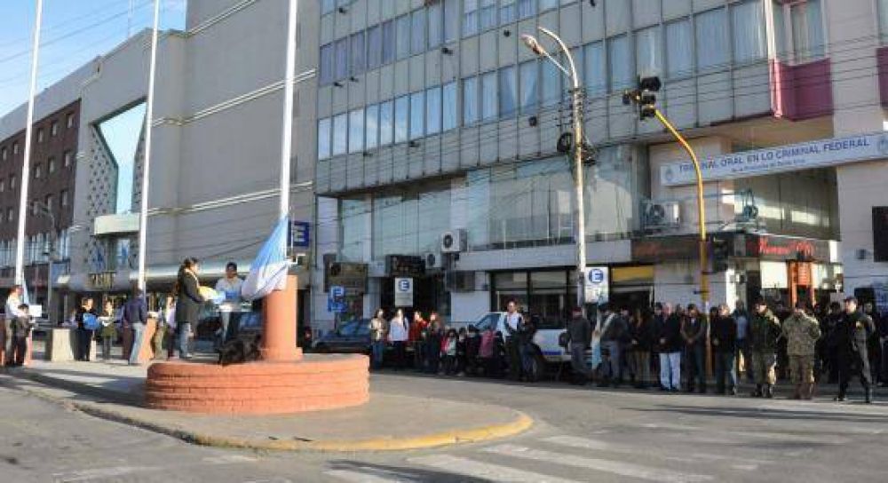 La Escuela Secundaria 39 recibi� banderas oficiales de la Naci�n y de la ciudad