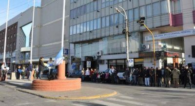 La Escuela Secundaria 39 recibi� banderas oficiales de la Naci�n y de la ciudad
