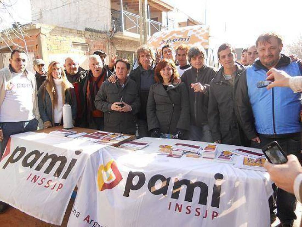 ENTREGARON DECODIFICADORES ENTRE PAMI, ANSES Y MUNICIPALIDAD DE LANUS