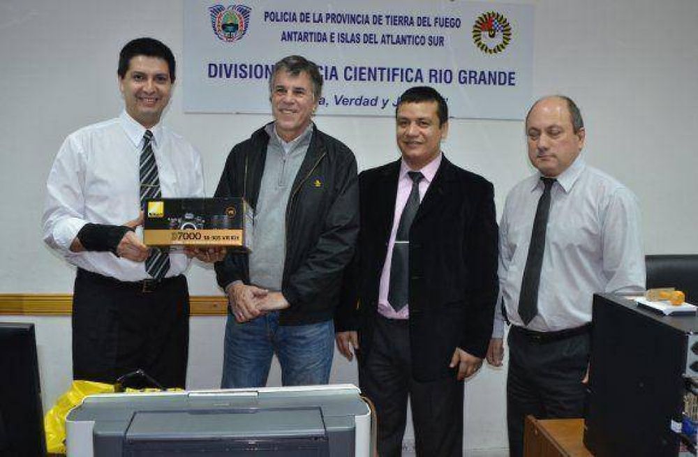La C�mara de Comercio don� una m�quina fotogr�fica a la Polic�a Provincial