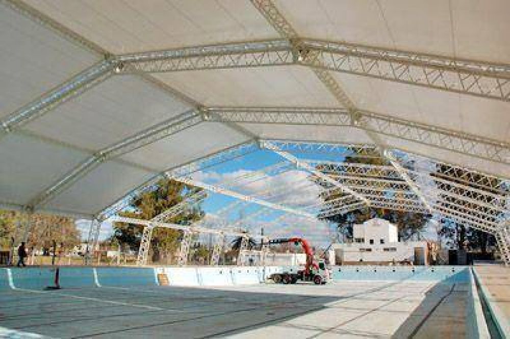 Contin�an a buen ritmo los trabajos para la climatizaci�n del natatorio del Parque