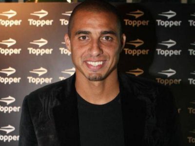 Trezeguet lleg� ayer y hoy firma por una temporada con Newell's