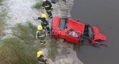 Un auto cay� al r�o Los Amores y mueren dos de sus ocupantes