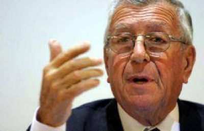 El jurista P�rez Guilhou critica proyecto para la reforma constitucional