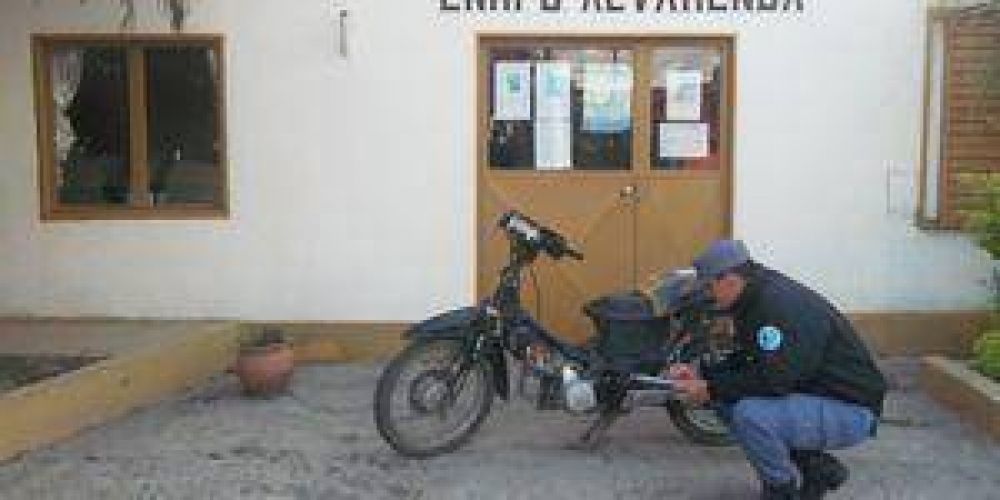 Detienen a una mujer por quemar motos