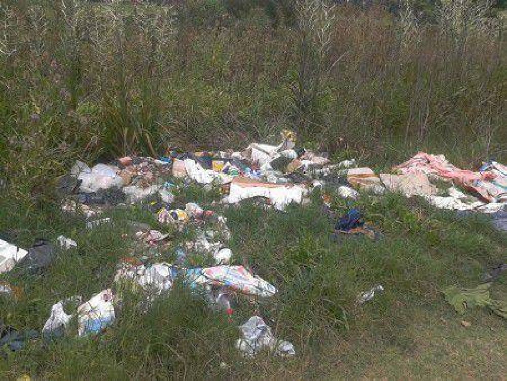 J�uregui: vecinos molestos por la basura que arrojan en calle Centenario