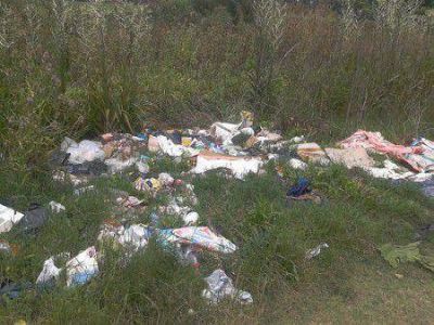 J�uregui: vecinos molestos por la basura que arrojan en calle Centenario