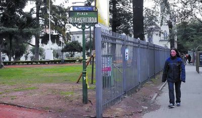 Ya tiene rejas la plaza de Flores donde envenenaron palomas