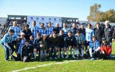 Con Bochini y Hern�n D�az, 5 mil personas participaron del f�tbol de las estrellas solidario