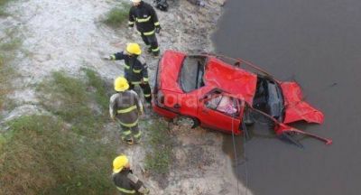 Auto cay� al r�o Los Amores y murieron dos j�venes
