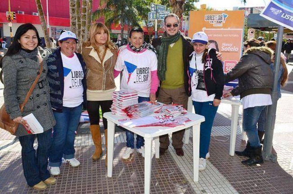 A�da acompa�� a los candidatos de Libres del Sur en la peatonal