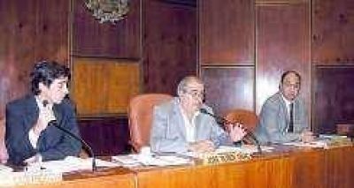 El basualdismo insiste por el cargo de Castro
