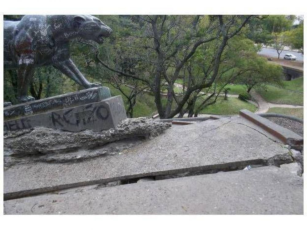 Denuncian que la estatua del yaguaret� corre peligro de derrumbe