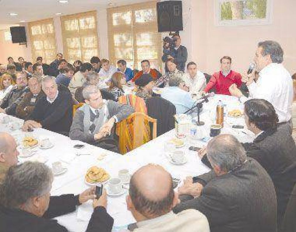 Beder llam� a la dirigencia a meterse de lleno en la campa�a