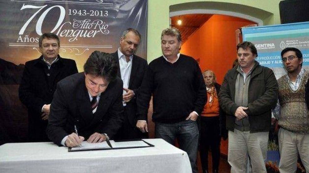 El gobernador firm� obras para R�o Senguer