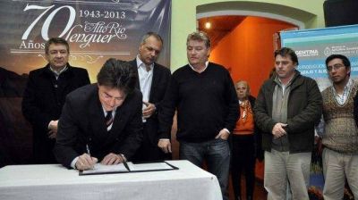 El gobernador firm� obras para R�o Senguer
