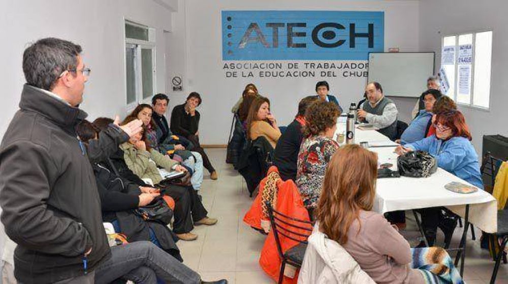Docentes se movilizan en su segundo d�a de paro
