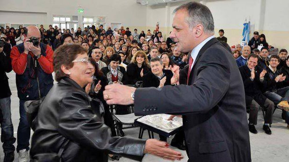 Buzzi reabri� el ciclo lectivo en R�o Mayo