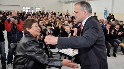Buzzi reabri� el ciclo lectivo en R�o Mayo