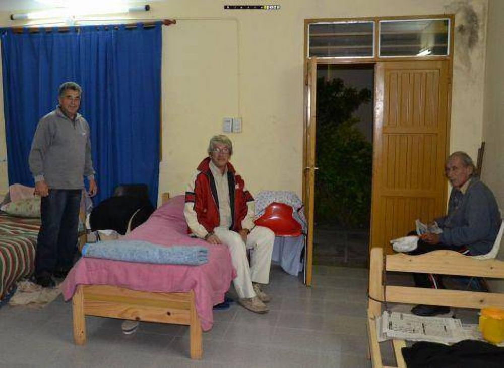 El fr�o polar impact� en el refugio con 40 camas completas