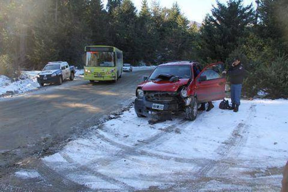 Turistas chocaron contra un micro en el acceso a Cerro Bayo