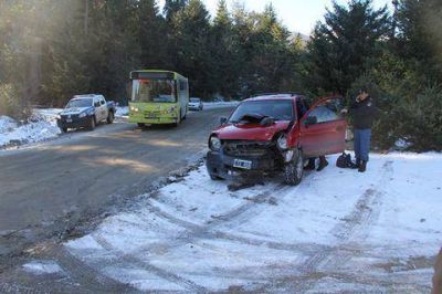 Turistas chocaron contra un micro en el acceso a Cerro Bayo
