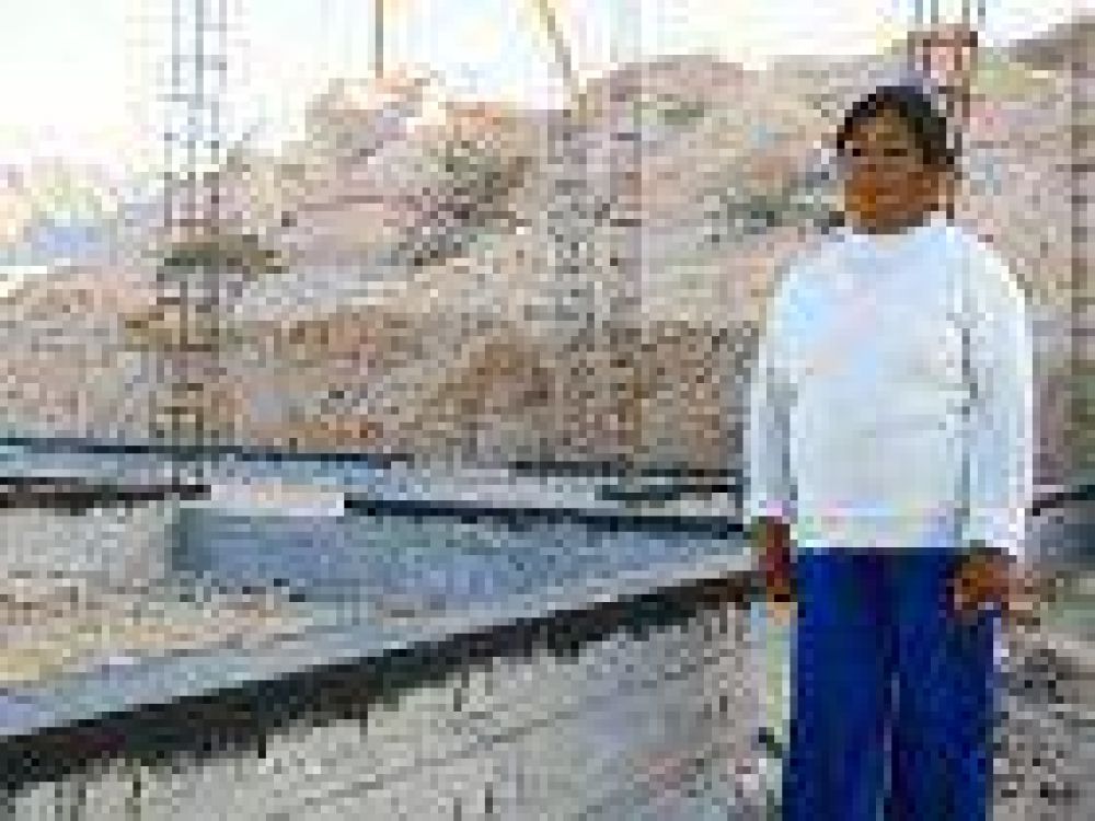 La comunidad Pucar� Angastaco reclama por casas sin terminar