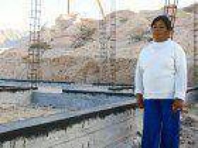 La comunidad Pucar� Angastaco reclama por casas sin terminar