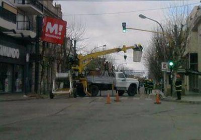El fuerte viento provoc� roturas en un cartel publicitario	