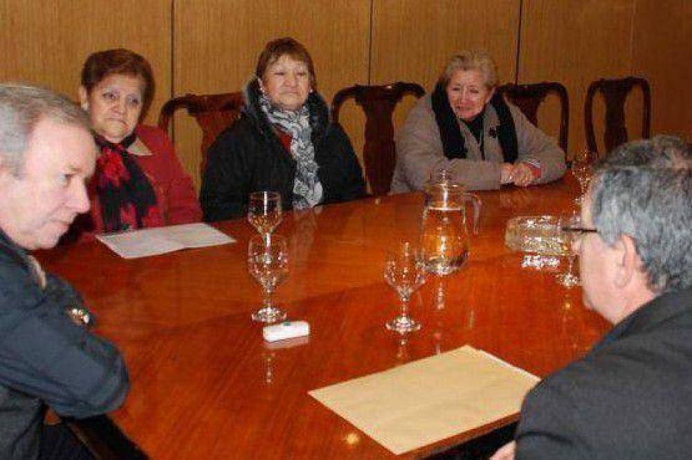Peralta comprometi� asistencia a la Agrupaci�n 'Papelnonos'
