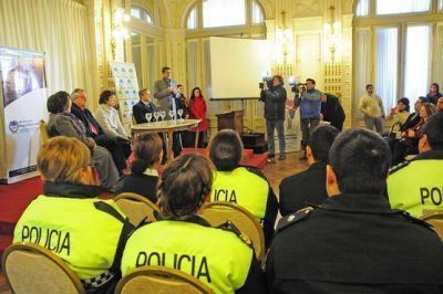 Violencia de g�nero : capacitan a polic�as