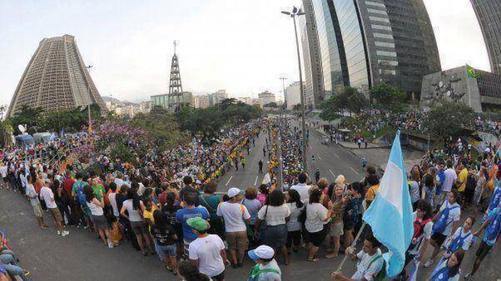 Los j�venes armaron una fiesta en la recepci�n del Papa en R�o
