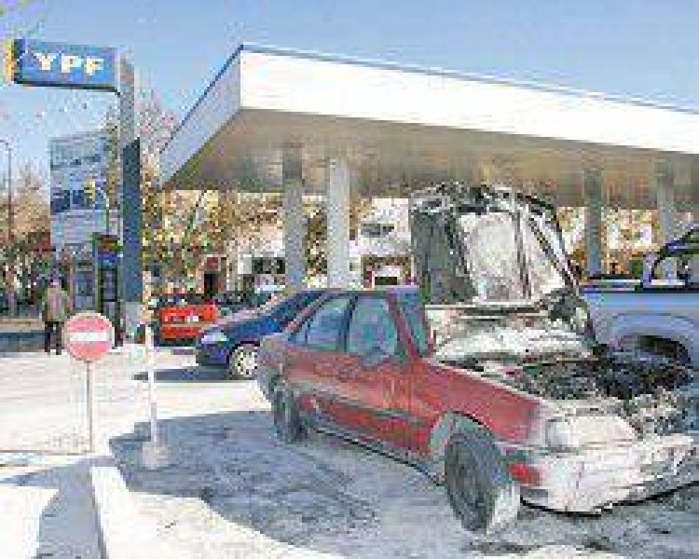 Susto en una estaci�n de servicio: se incendi� un auto