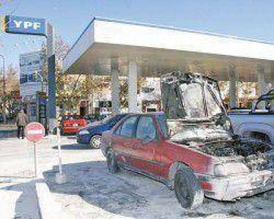 Susto en una estaci�n de servicio: se incendi� un auto