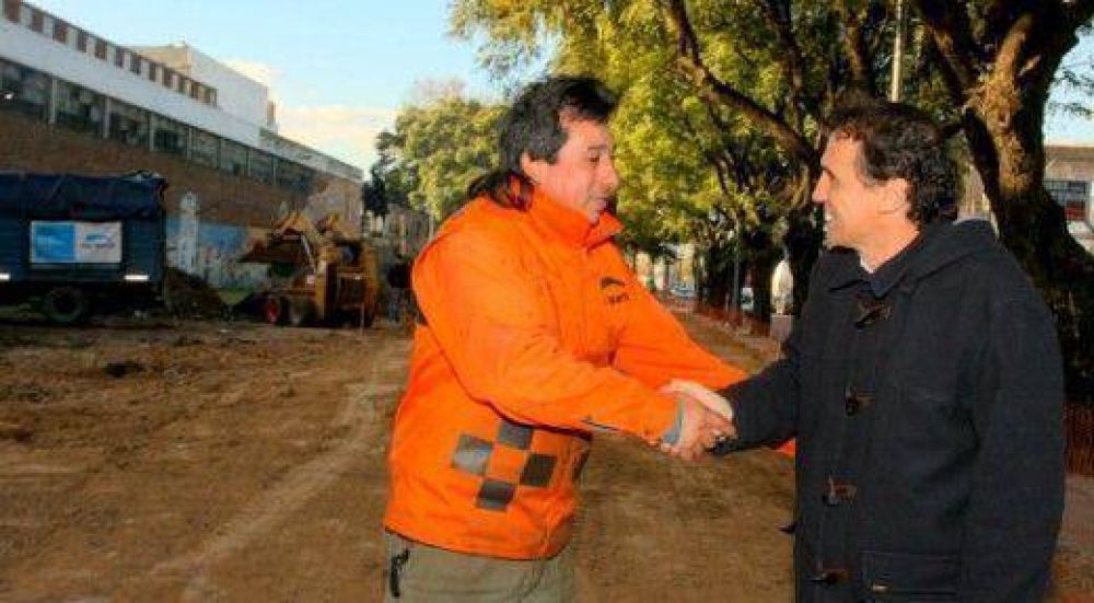 Katopodis recorri� las obras de renovaci�n de la Plaza Kennedy