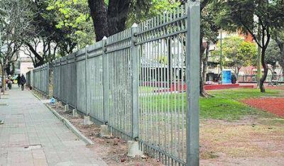 Enrejan otra plaza en Flores y ya son 87 los espacios verdes cerrados