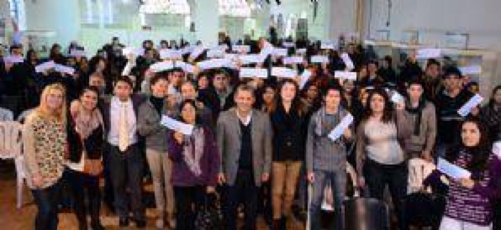 Entregaron becas a 150 estudiantes neuquinos