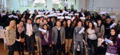 Entregaron becas a 150 estudiantes neuquinos