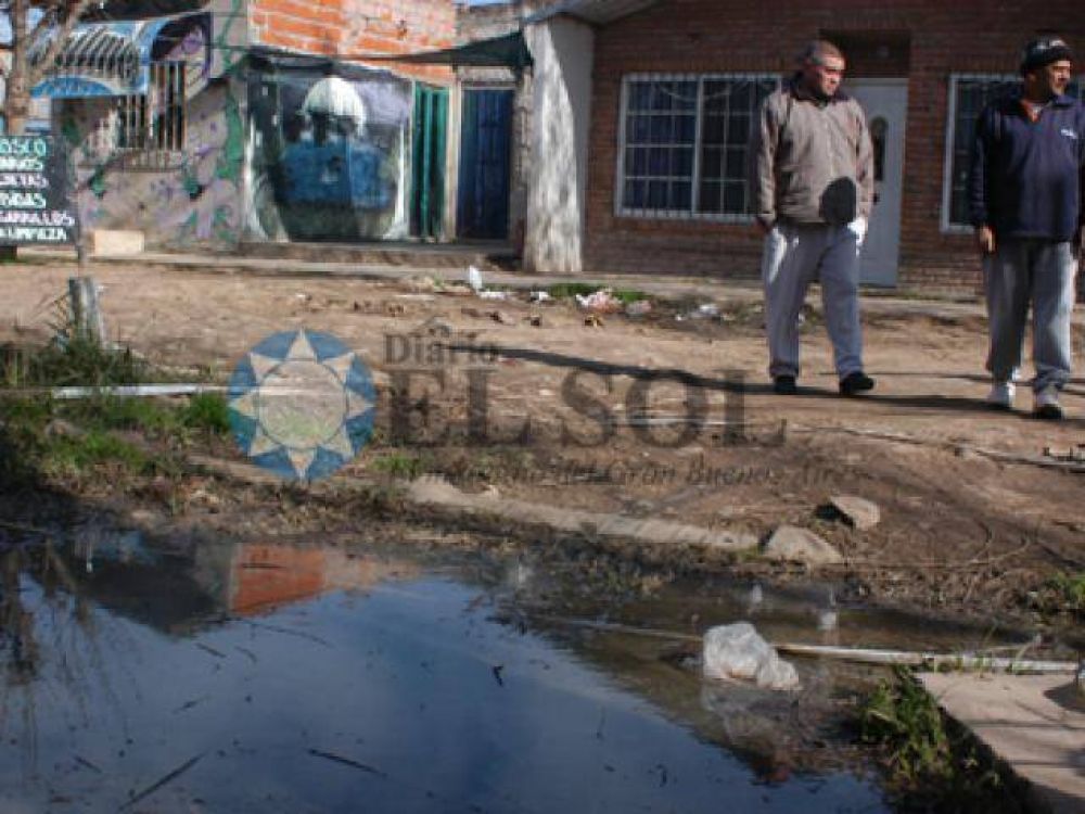 Vecinos de la ribera, molestos con mejorados en las calles