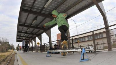 Usan una estaci�n olvidada para practicar skate
